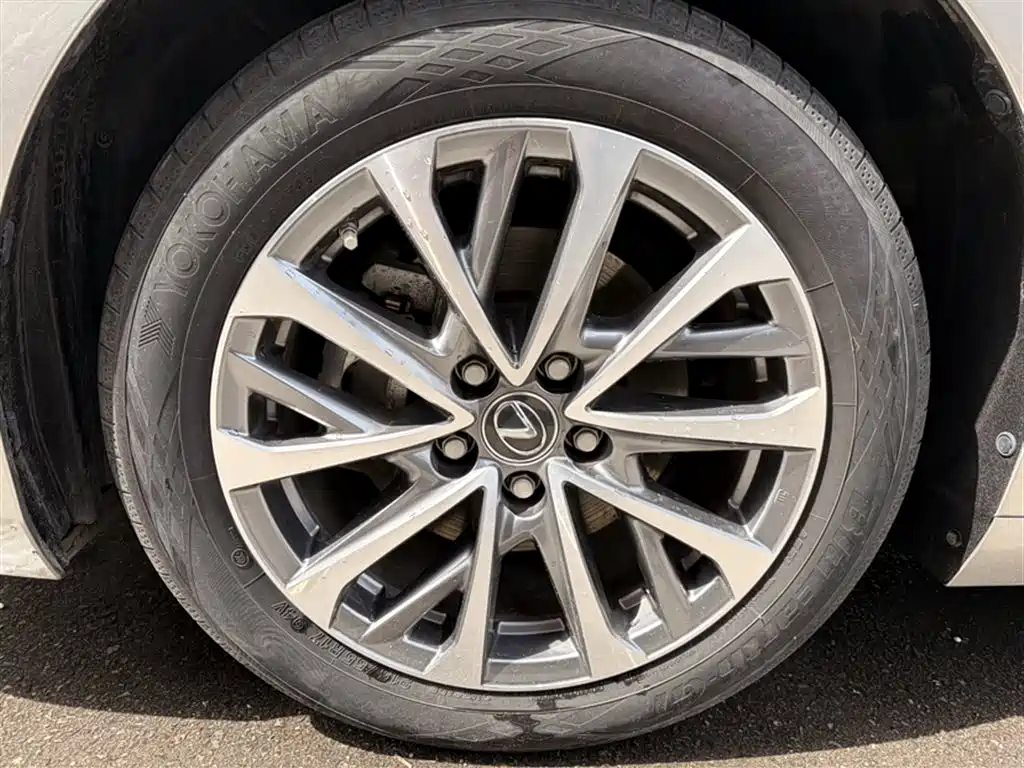Lexus ES — фото 10
