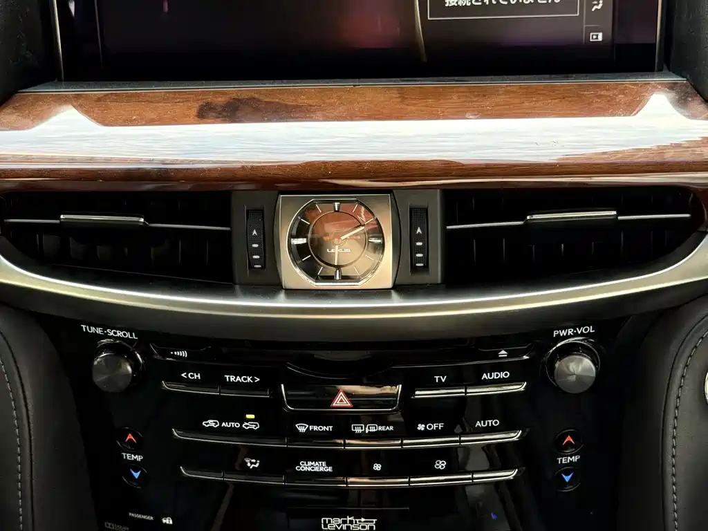 Lexus LX — фото 11
