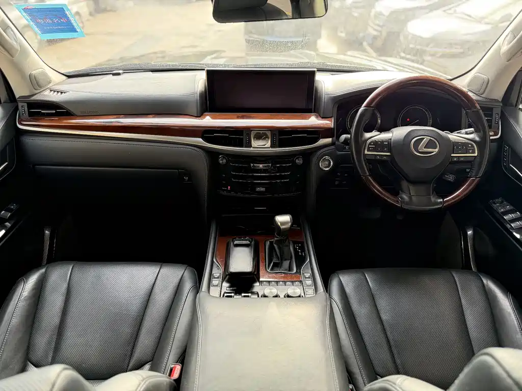 Lexus LX — фото 8