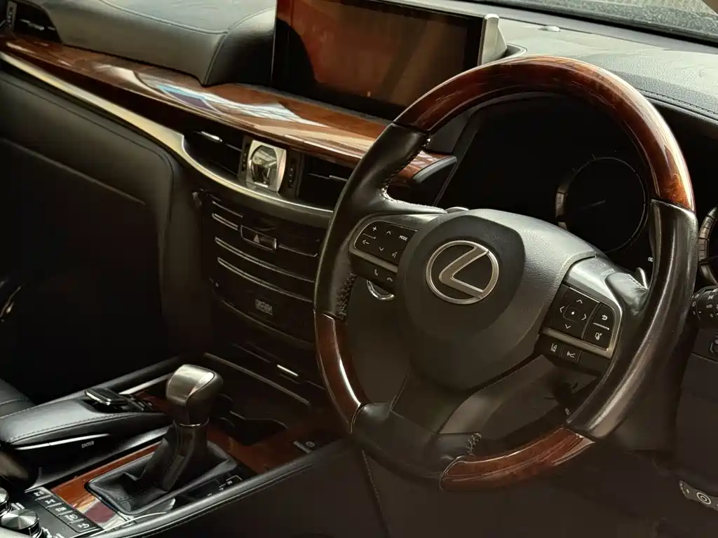Lexus LX — фото 10