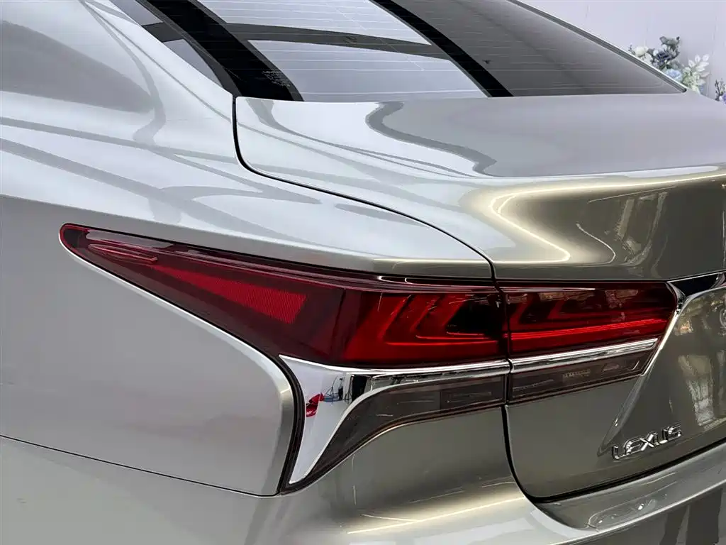 Lexus LS — фото 10