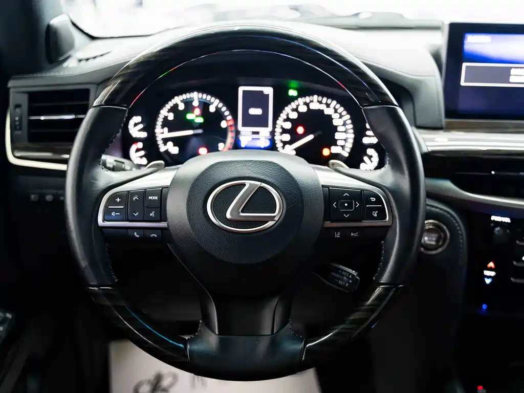 Lexus LX — фото 11