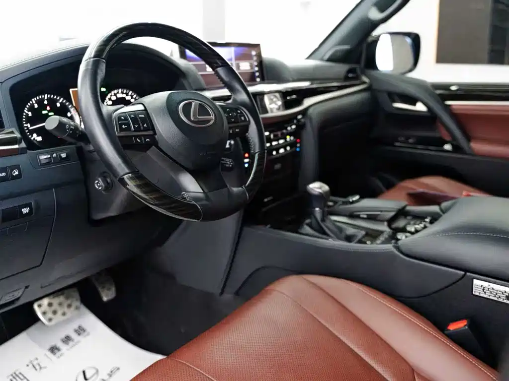 Lexus LX — фото 9
