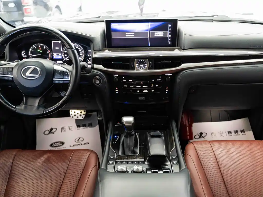 Lexus LX — фото 10