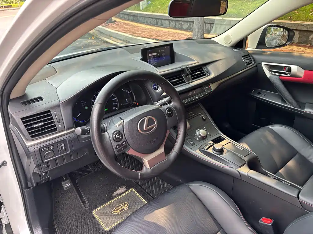 Lexus CT — фото 11