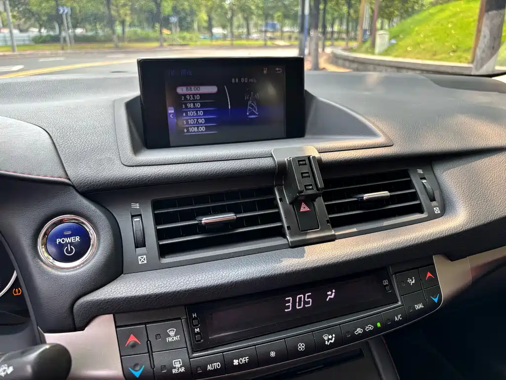 Lexus CT — фото 15