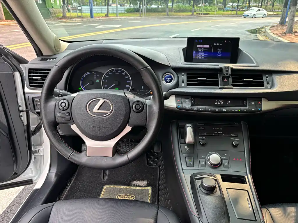 Lexus CT — фото 20