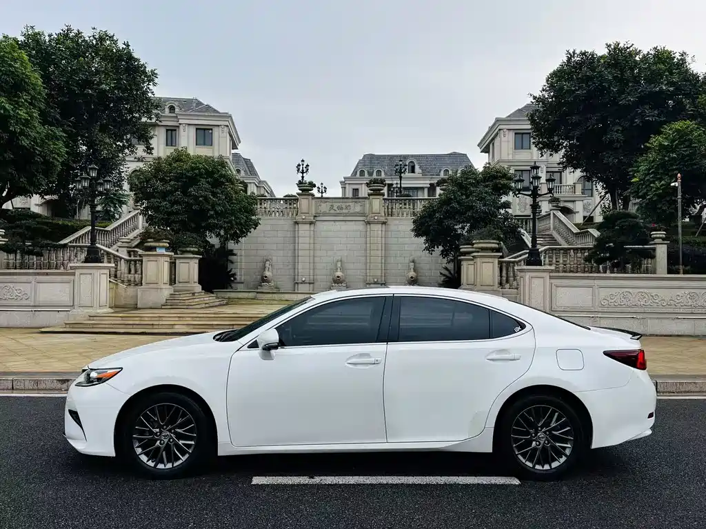 Lexus ES — фото 18
