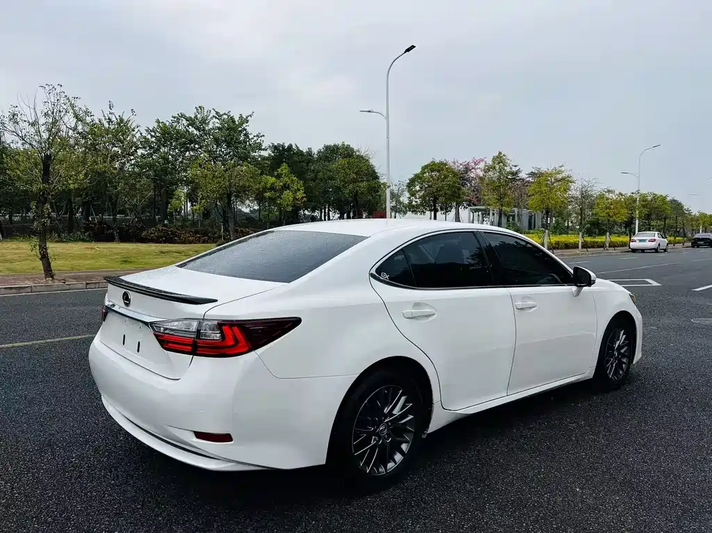 Lexus ES — фото 22