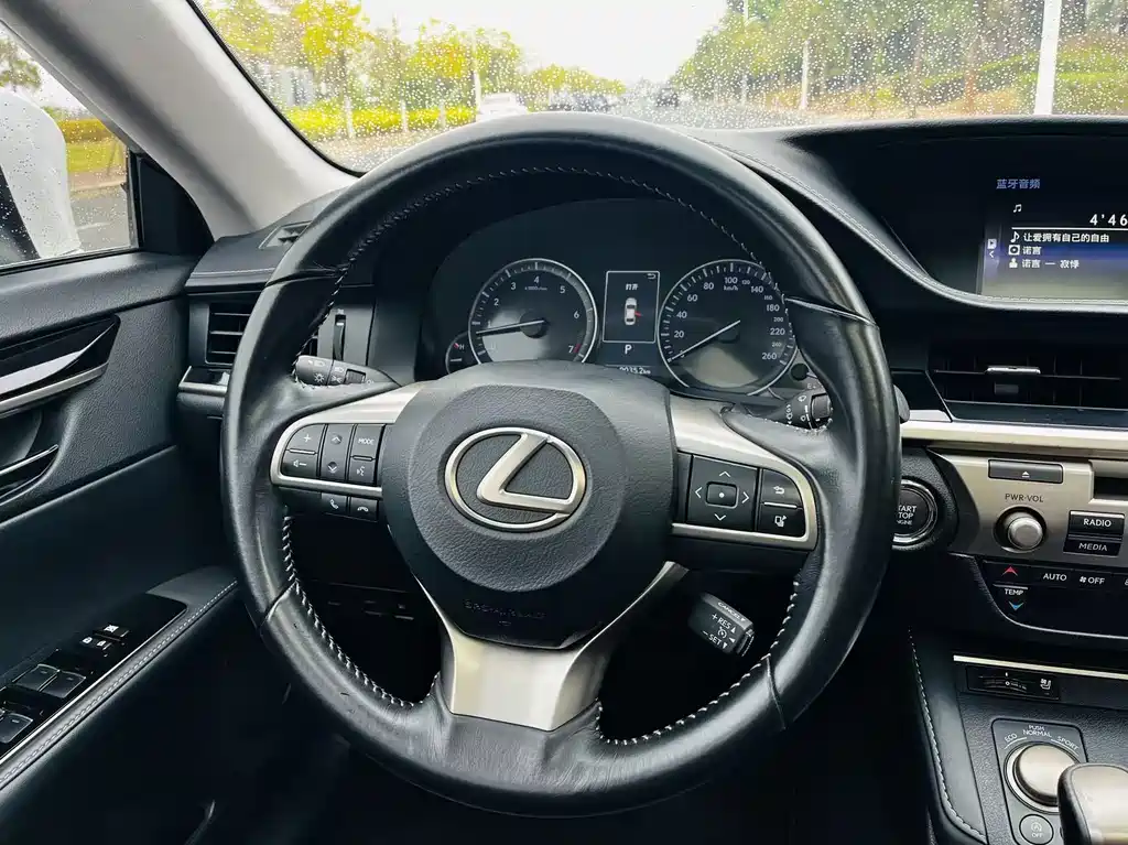Lexus ES — фото 8