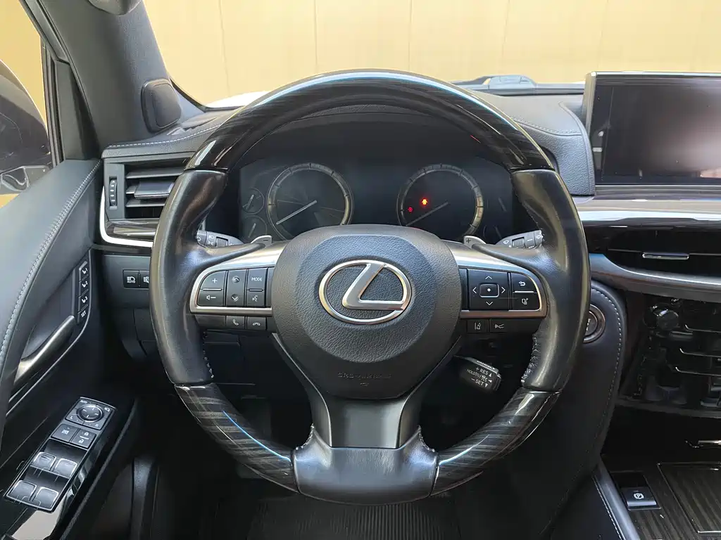 Lexus LX — фото 11