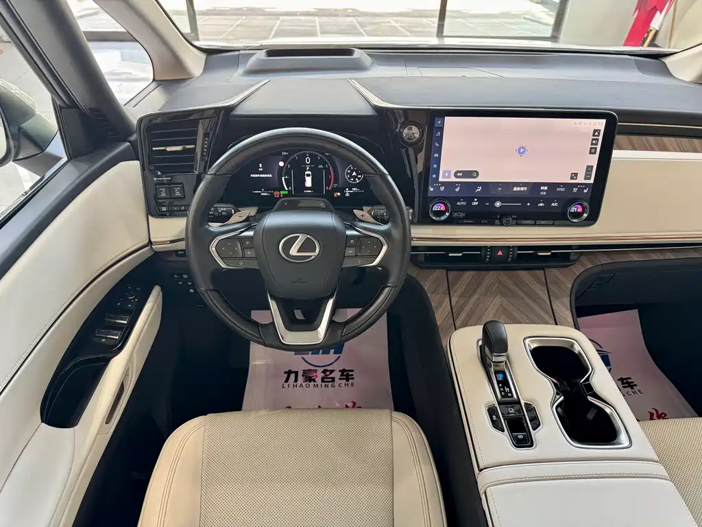 Lexus LM — фото 11