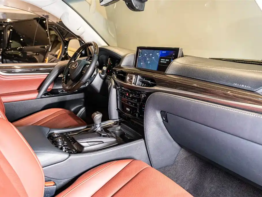 Lexus LX — фото 10