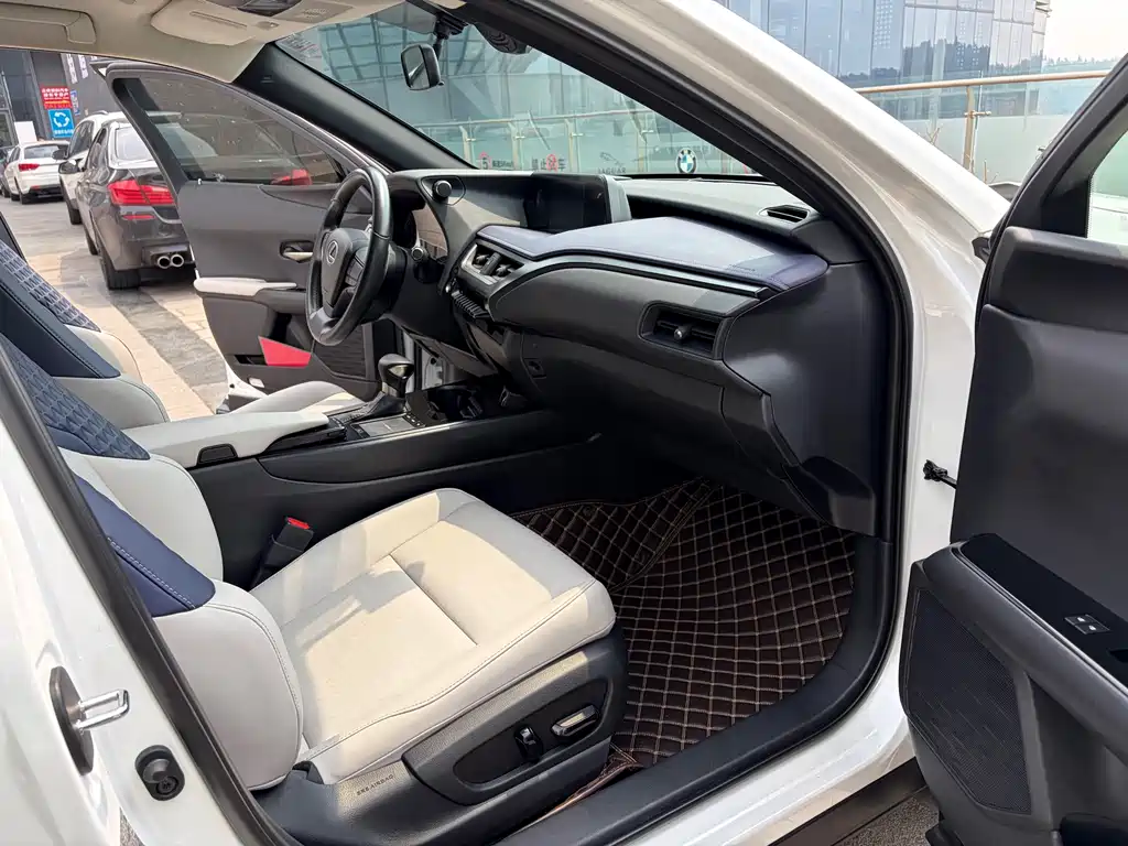 Lexus UX — фото 14
