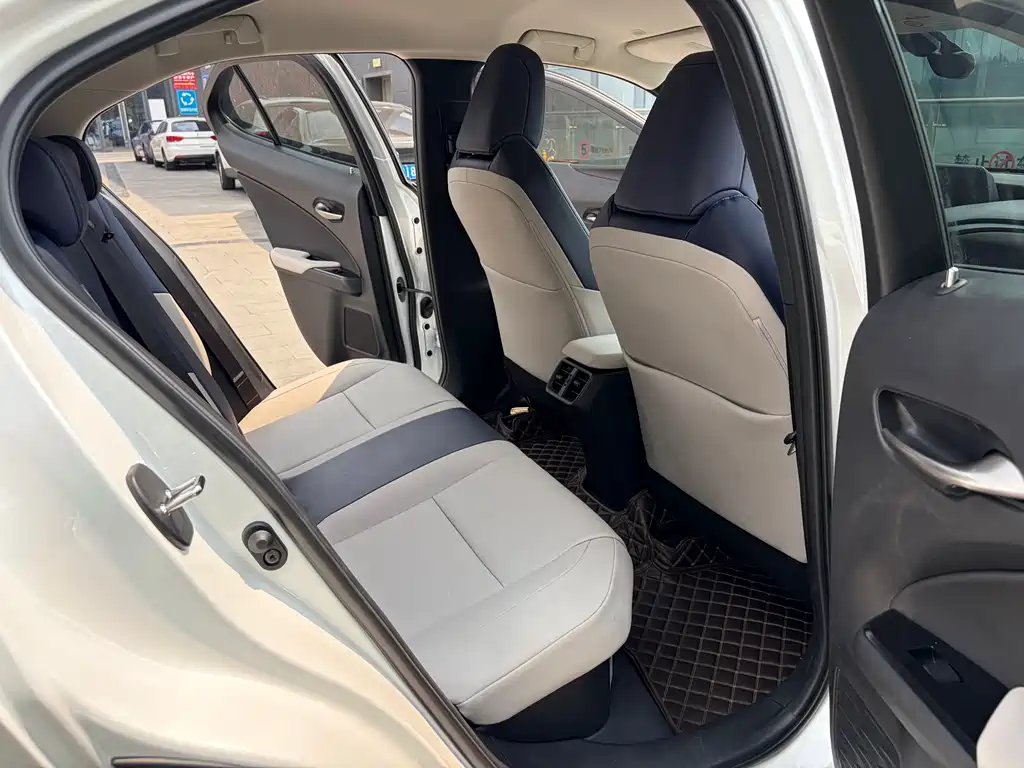 Lexus UX — фото 15