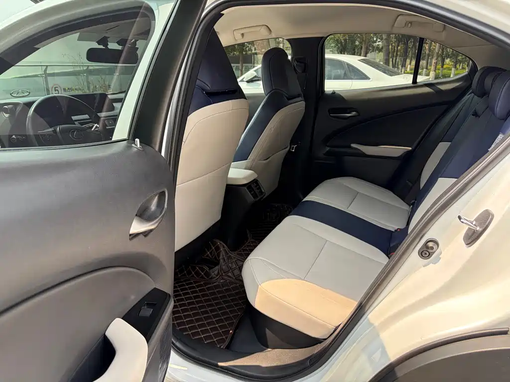 Lexus UX — фото 16