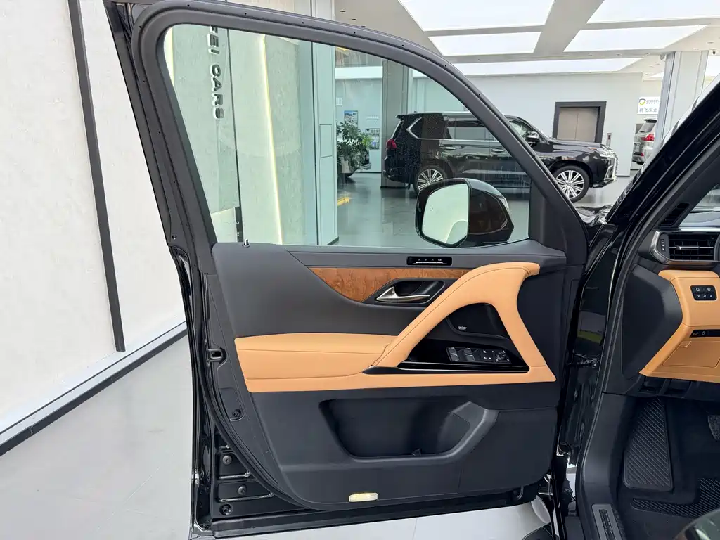 Lexus LX — фото 11