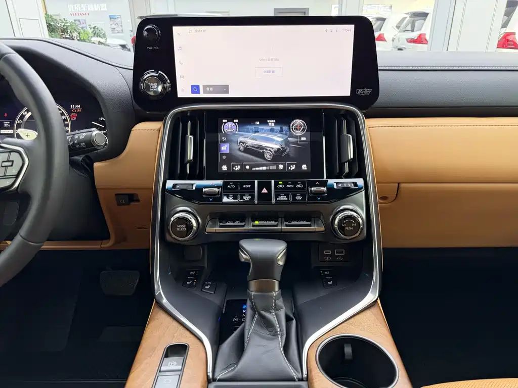 Lexus LX — фото 18