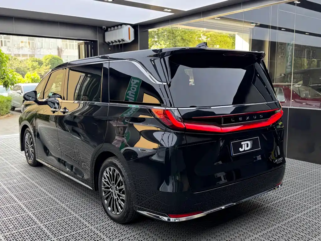 Lexus LM — фото 5