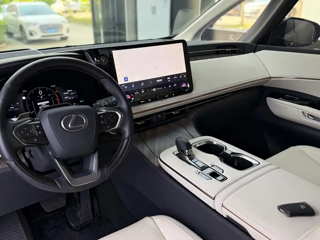 Lexus LM — фото 8