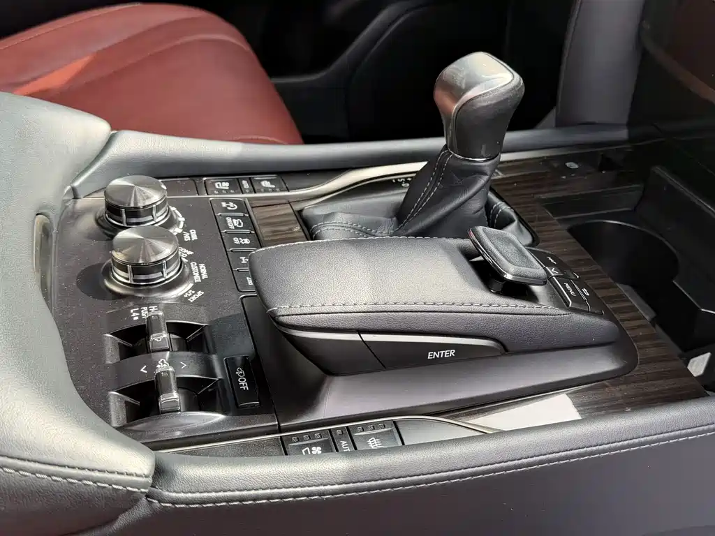 Lexus LX — фото 10