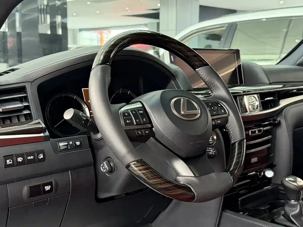 Lexus LX — фото 7