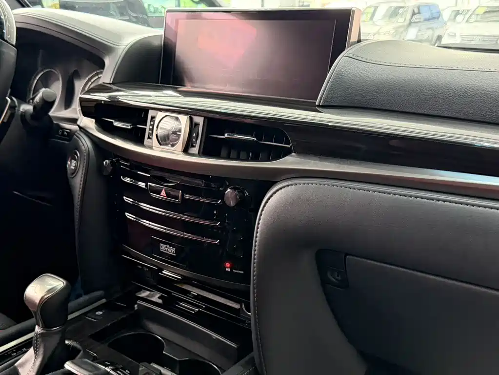 Lexus LX — фото 9