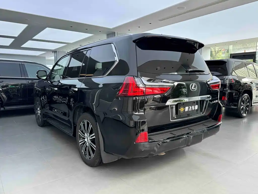 Lexus LX — фото 20