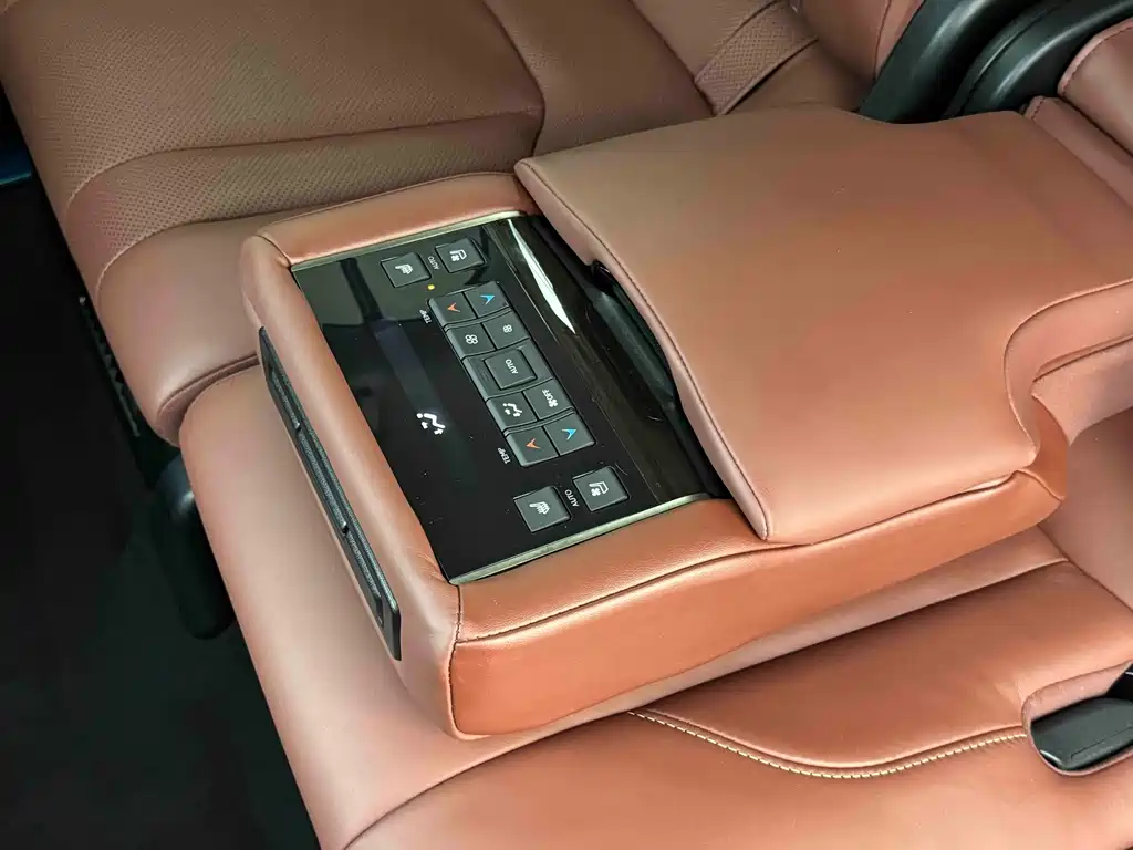 Lexus LX — фото 8