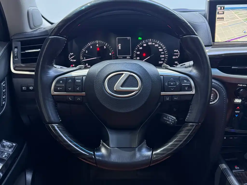 Lexus LX — фото 15