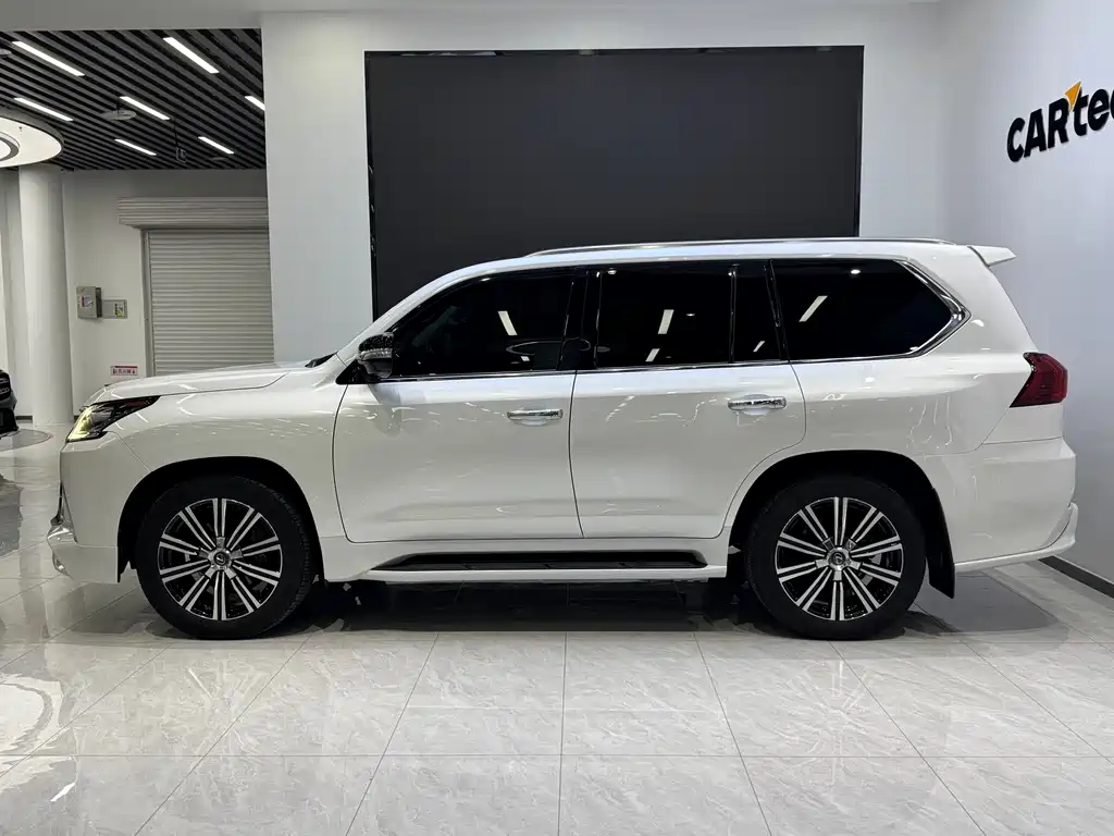 Lexus LX — фото 7