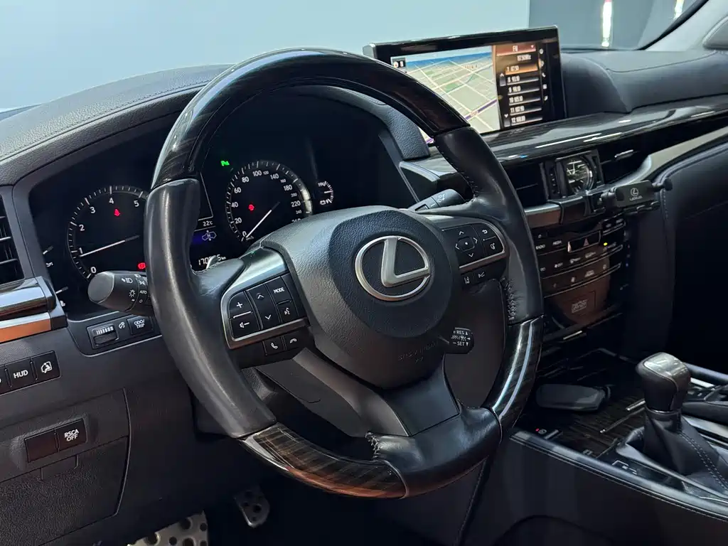 Lexus LX — фото 10