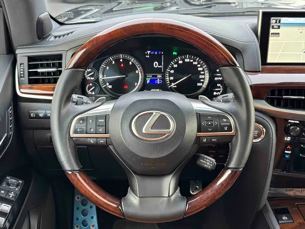 Lexus LX — фото 15