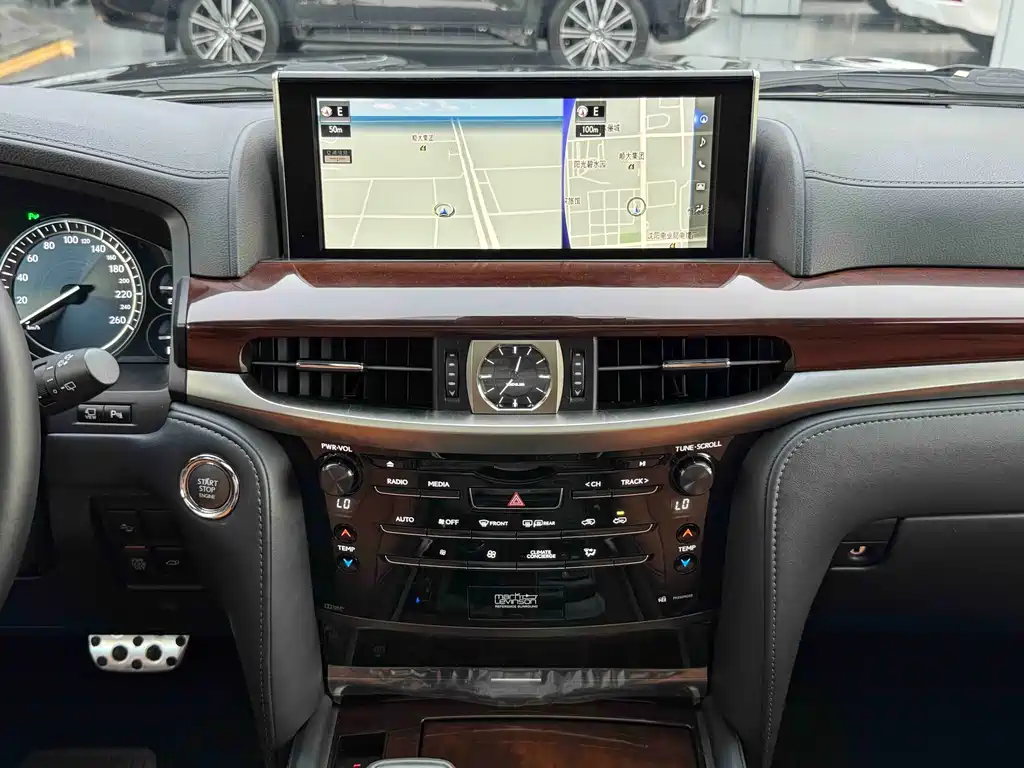 Lexus LX — фото 19