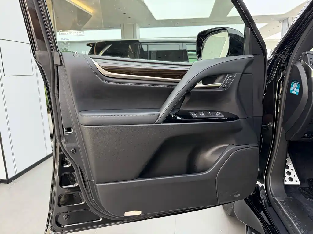 Lexus LX — фото 17
