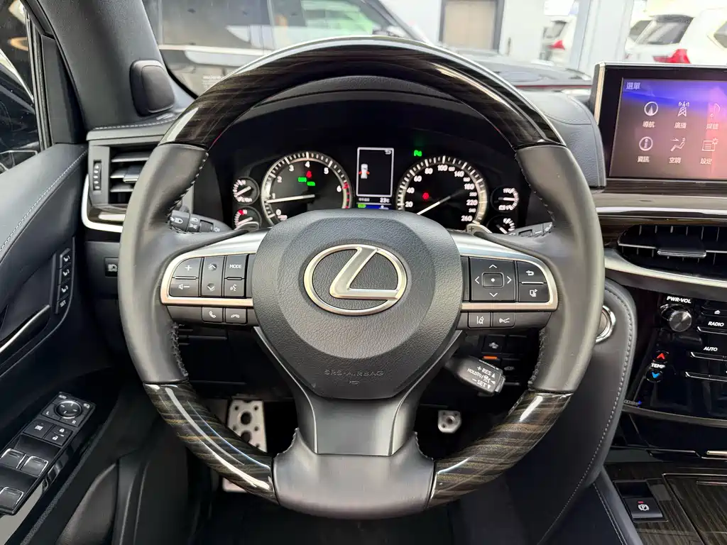 Lexus LX — фото 7