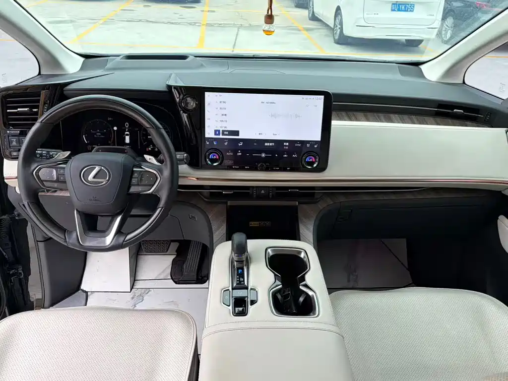 Lexus LM — фото 14