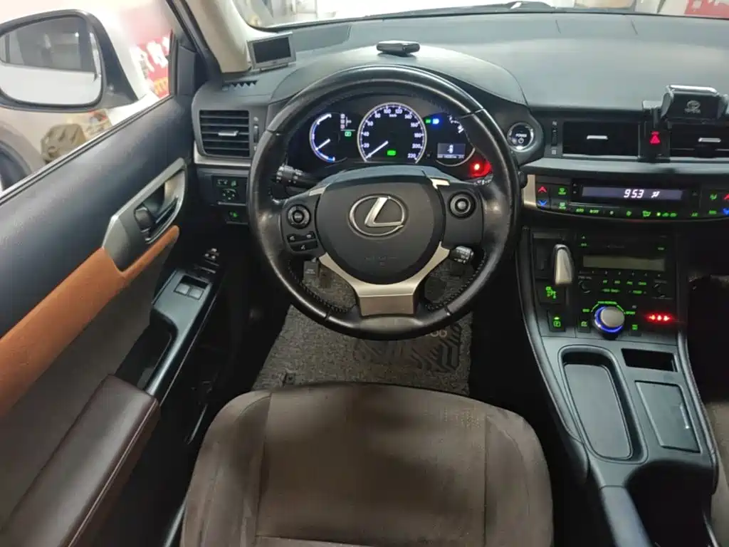 Lexus CT — фото 11