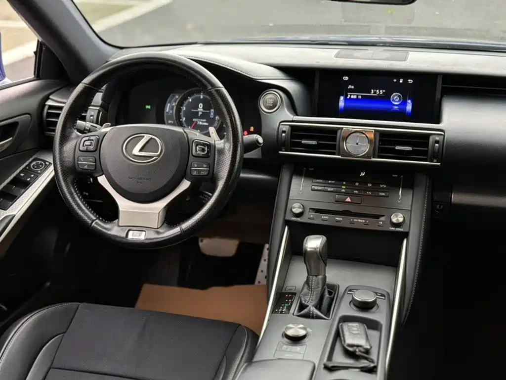 Lexus IS — фото 14