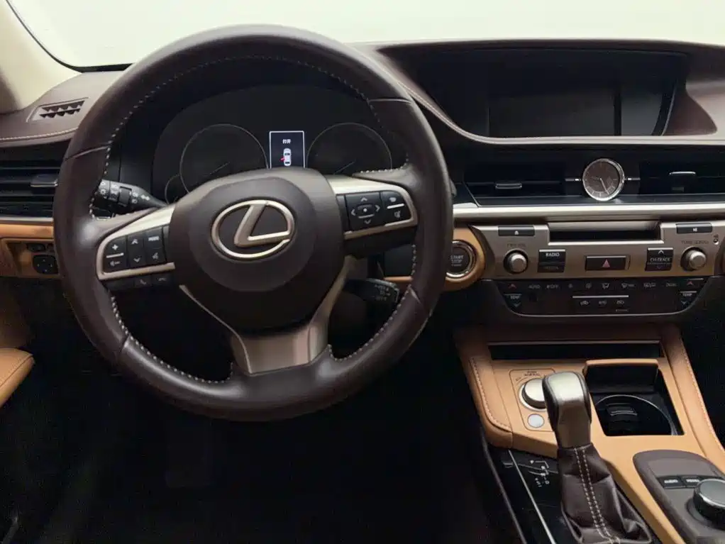 Lexus ES — фото 8