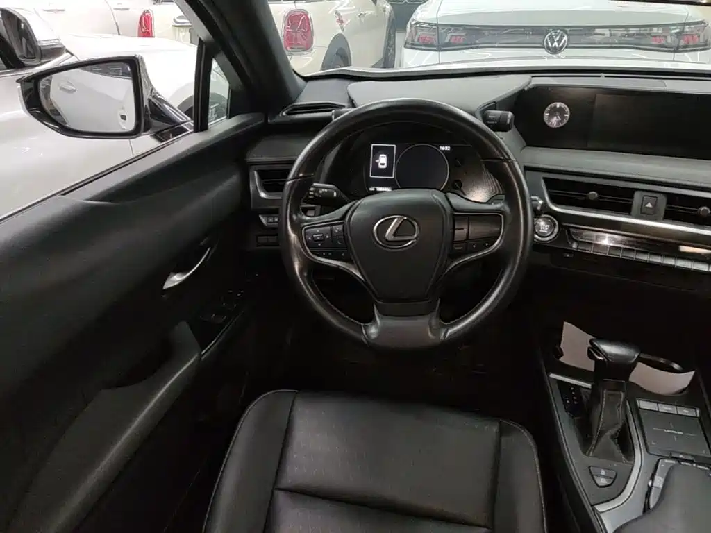 Lexus UX — фото 11