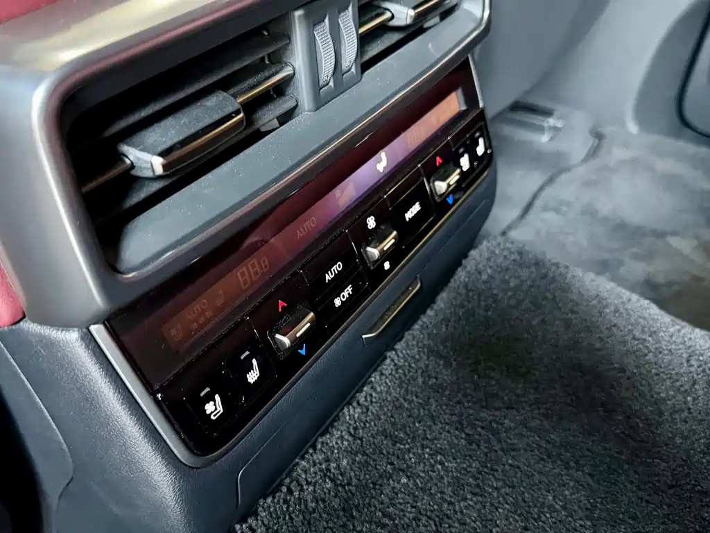 Lexus LX — фото 33