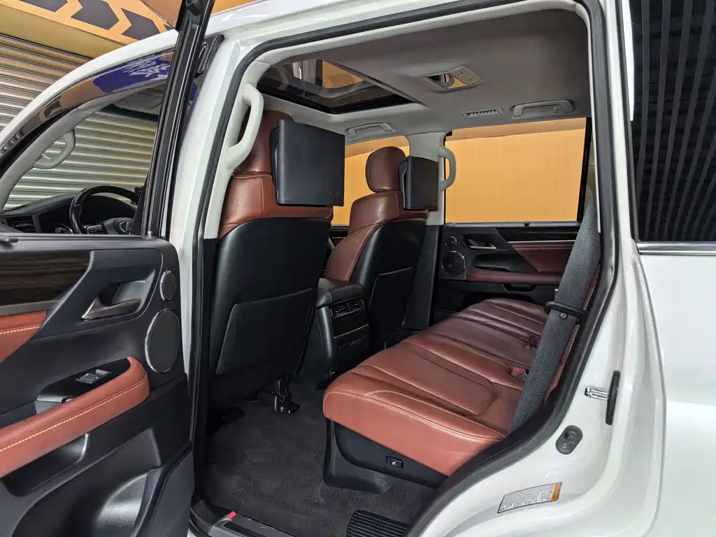 Lexus LX — фото 11