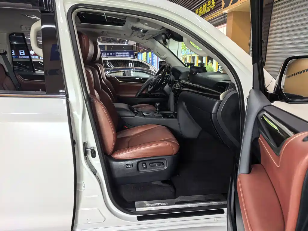 Lexus LX — фото 13
