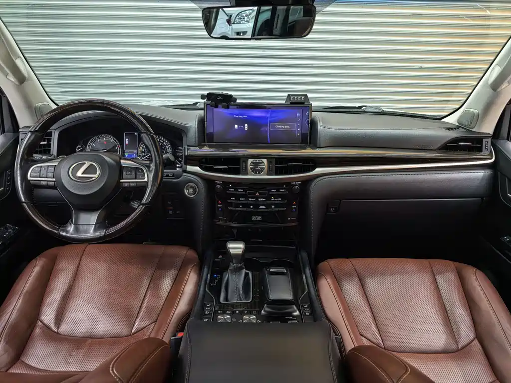 Lexus LX — фото 17