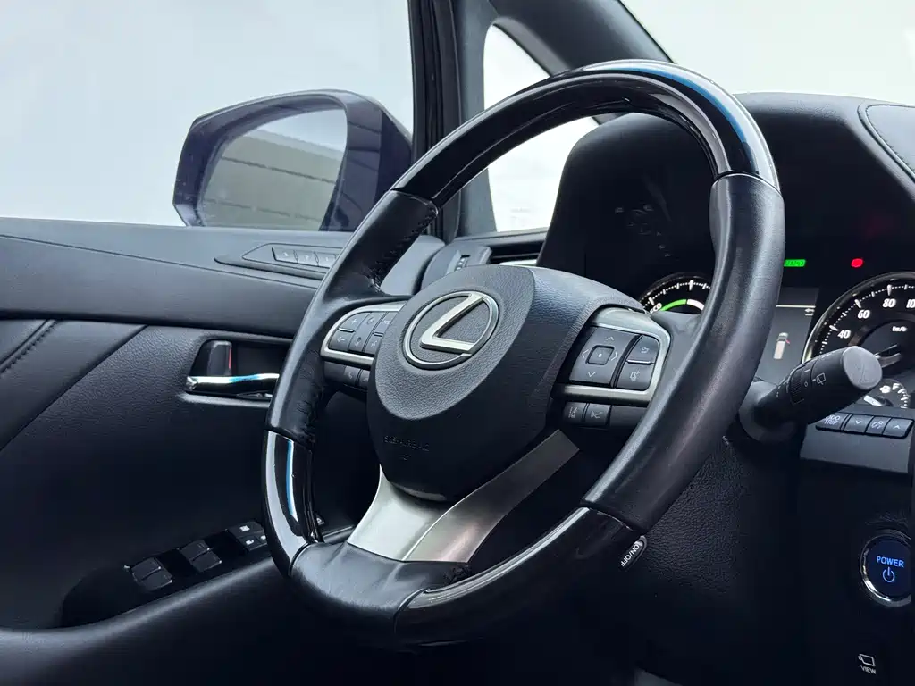 Lexus LM — фото 13