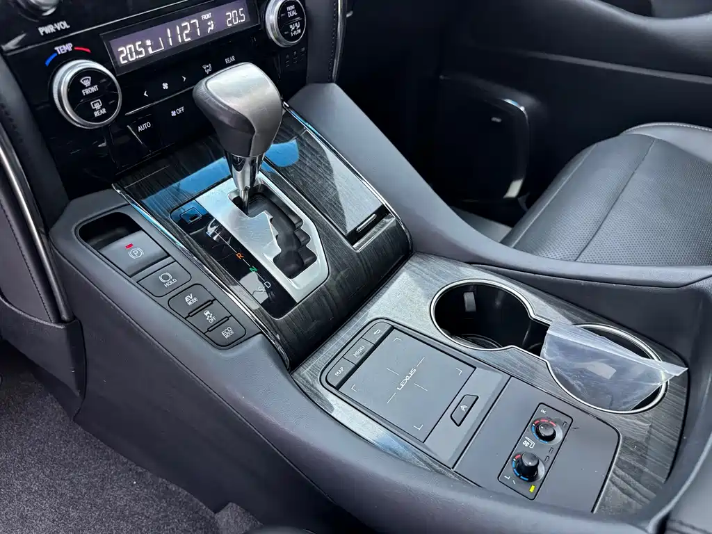 Lexus LM — фото 10