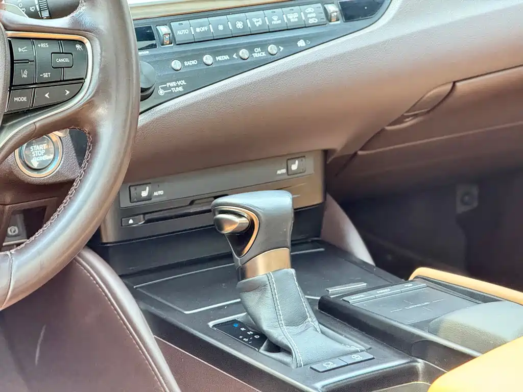 Lexus ES — фото 15