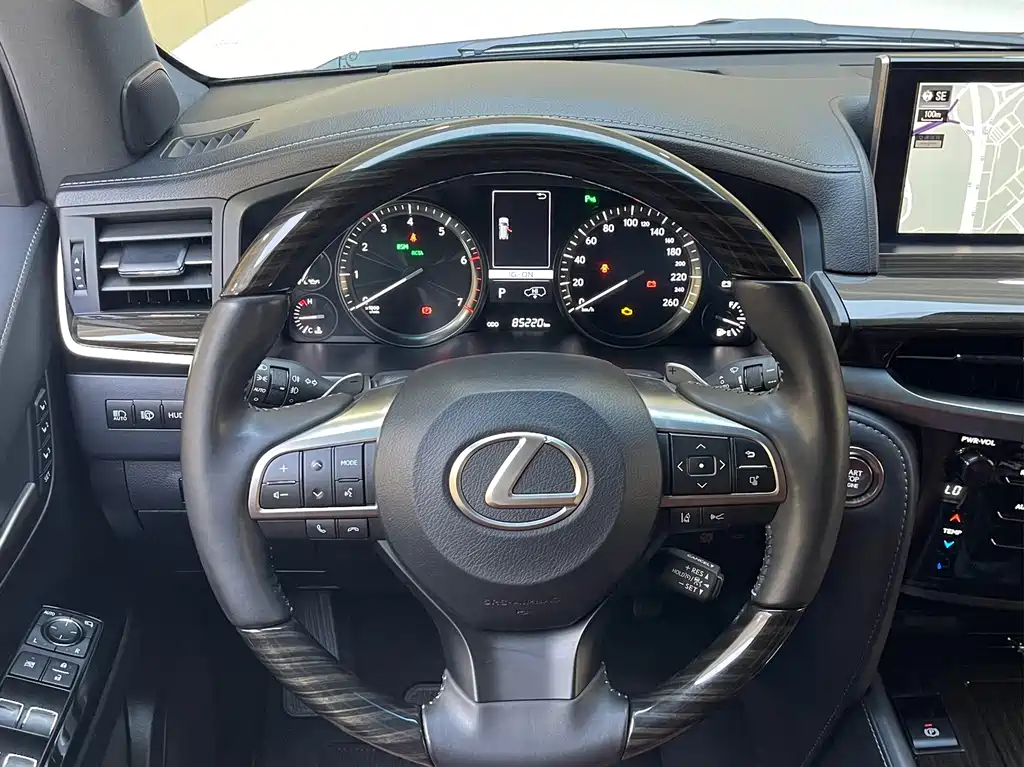 Lexus LX — фото 11