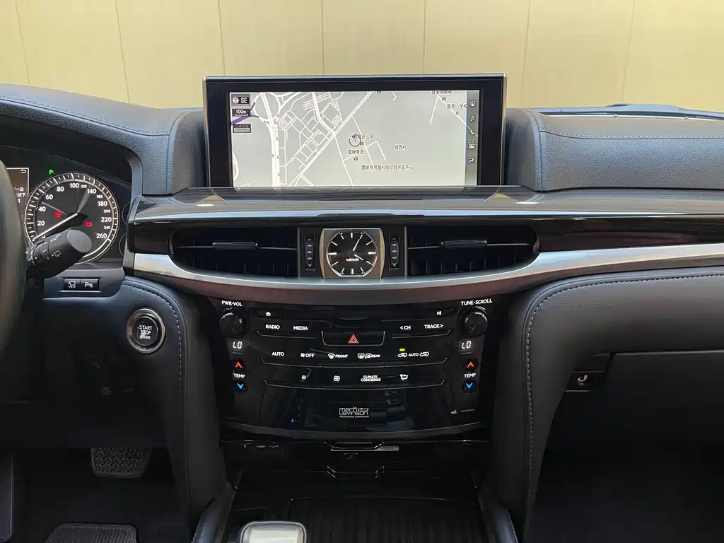 Lexus LX — фото 14